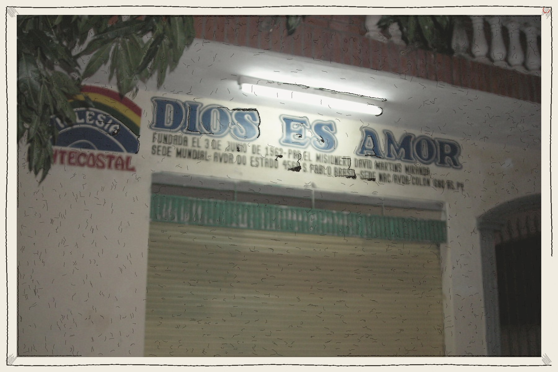 Estantería de una sala común. Vida común: la iglesia evangélica que llega donde el Estado no.